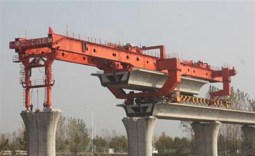 架橋機(jī)是種龐大而復(fù)雜的設(shè)備,具有許多工序日常維護(hù)很重要