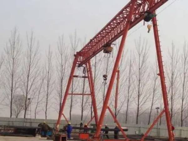 龍門吊門式起重機作業時如何確保下方人員的安全？